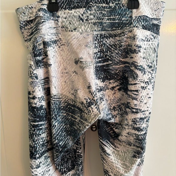 🖤 Fabletics High-Waisted Leggings | Snake Print | Size S - Picture 3 of 6